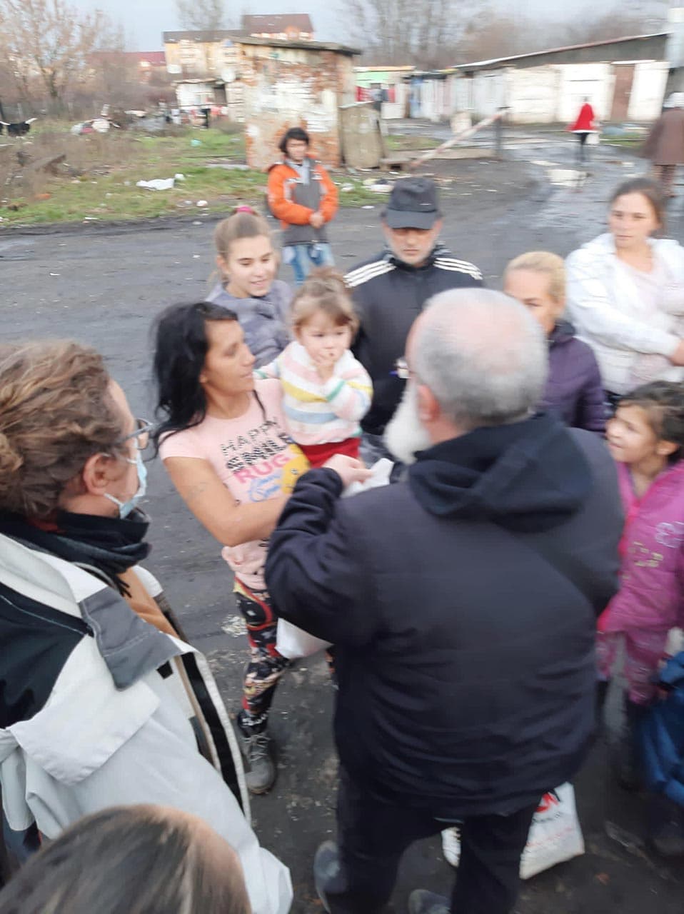 Ajută-ne să-i ajutăm! — Galerie 2