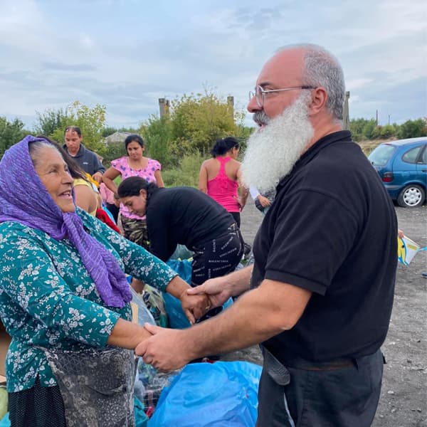 Ajută-ne să-i ajutăm!